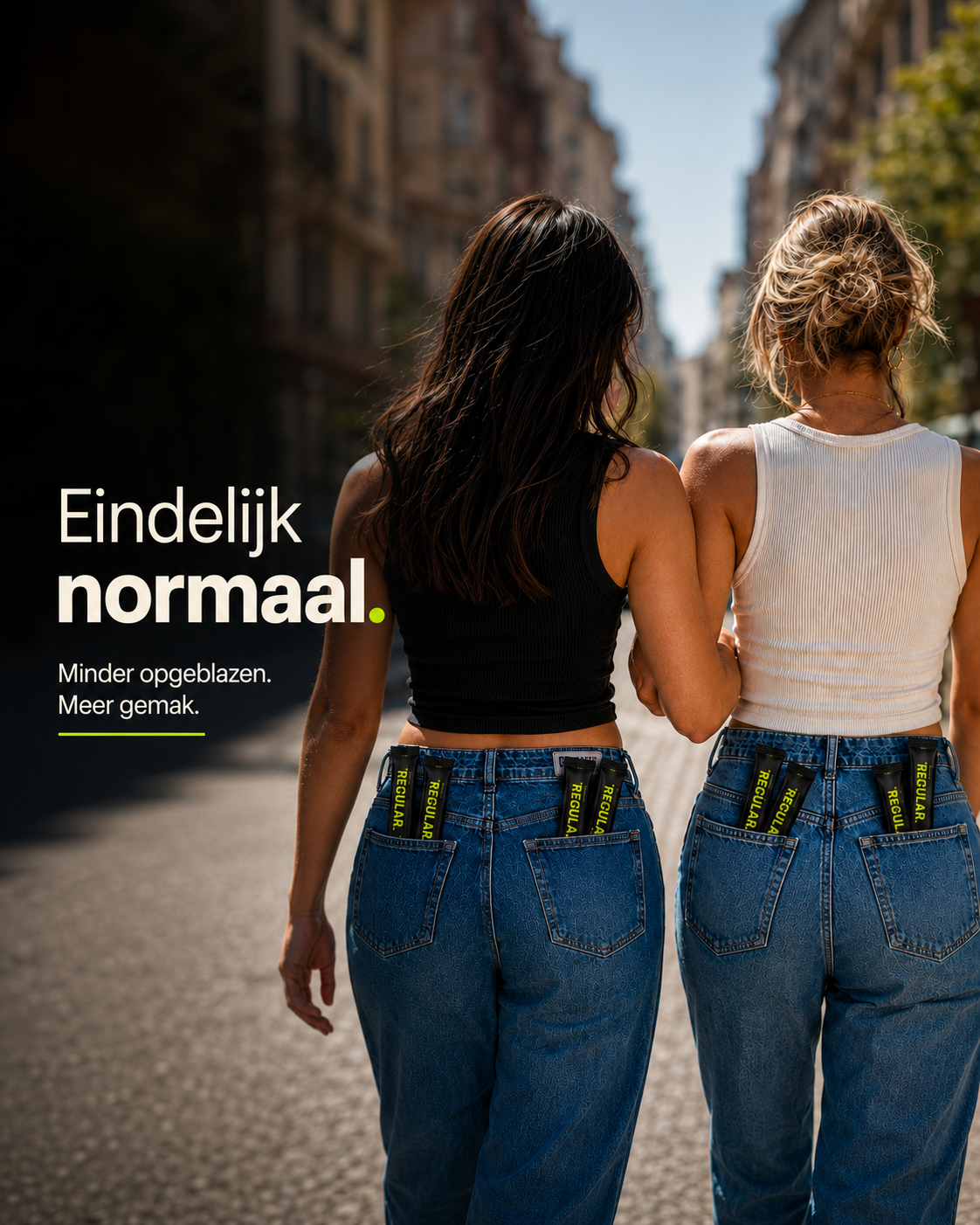 Twee vrouwen lopen door een zonnige straat, met REGULAR-sachets in hun achterzakken